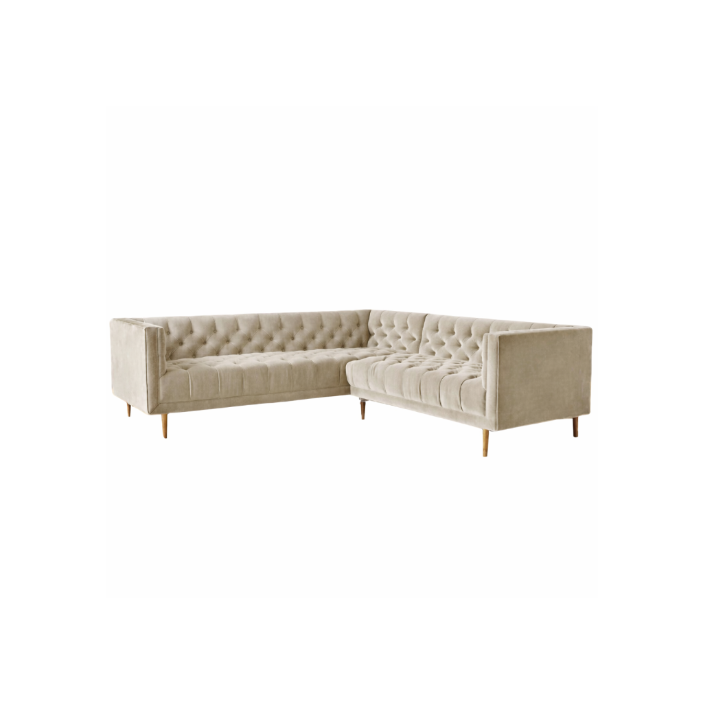 Sillón esquinero clásico en beige con respaldo capitoné profundo, apoyabrazos rectos y patas finas de madera. Diseño elegante y sofisticado.