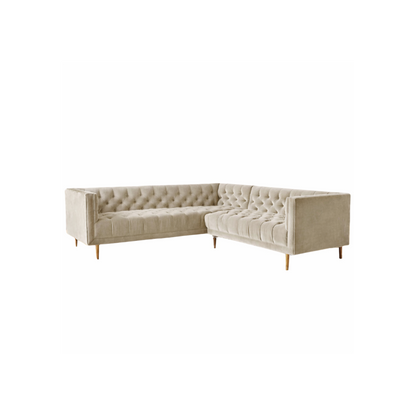 Sillón esquinero clásico en beige con respaldo capitoné profundo, apoyabrazos rectos y patas finas de madera. Diseño elegante y sofisticado.