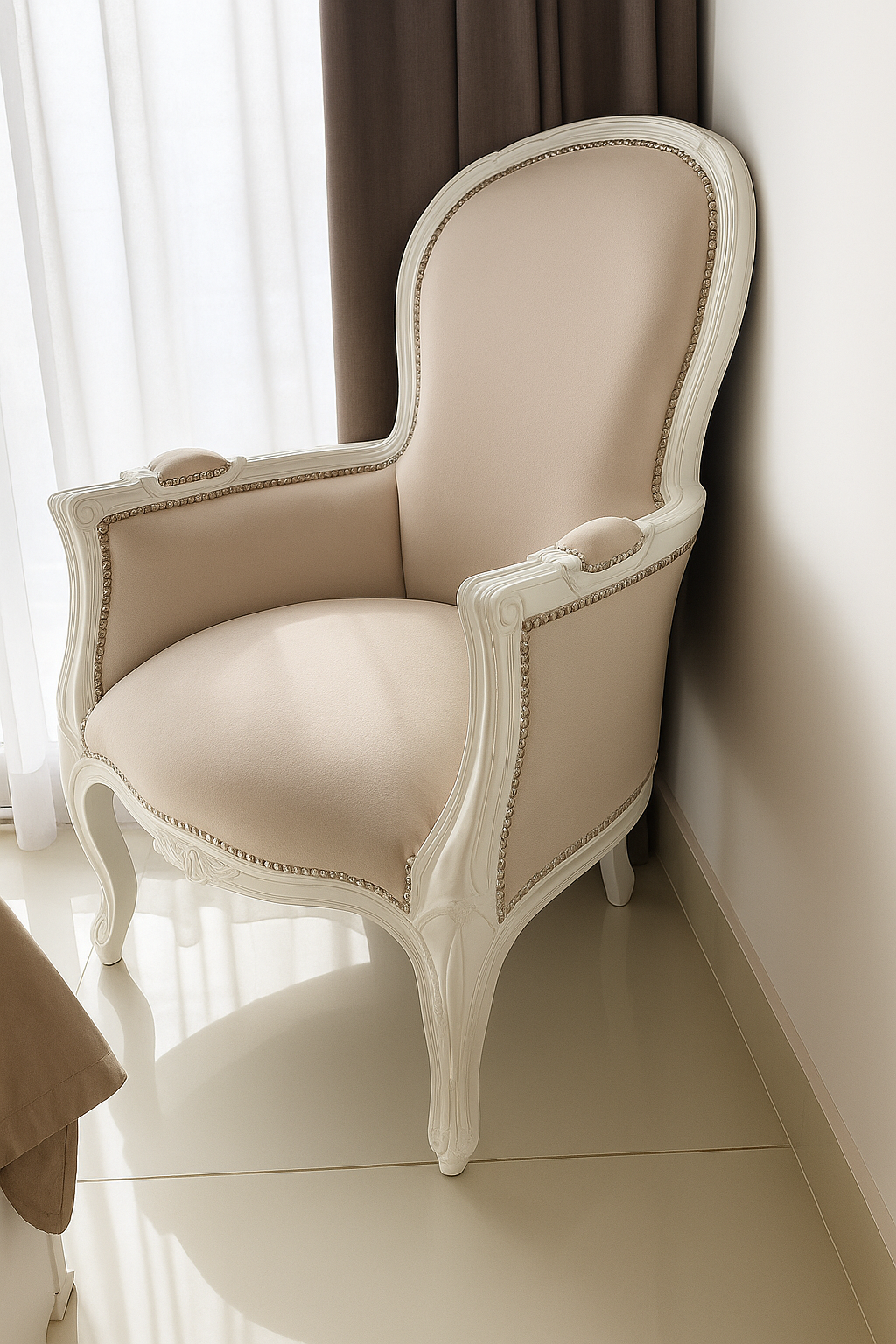 Un sillón individual estilo clásico francés, tapizado en pana color crema con estructura de madera tallada blanca, que combina distinción y comodidad en la decoración