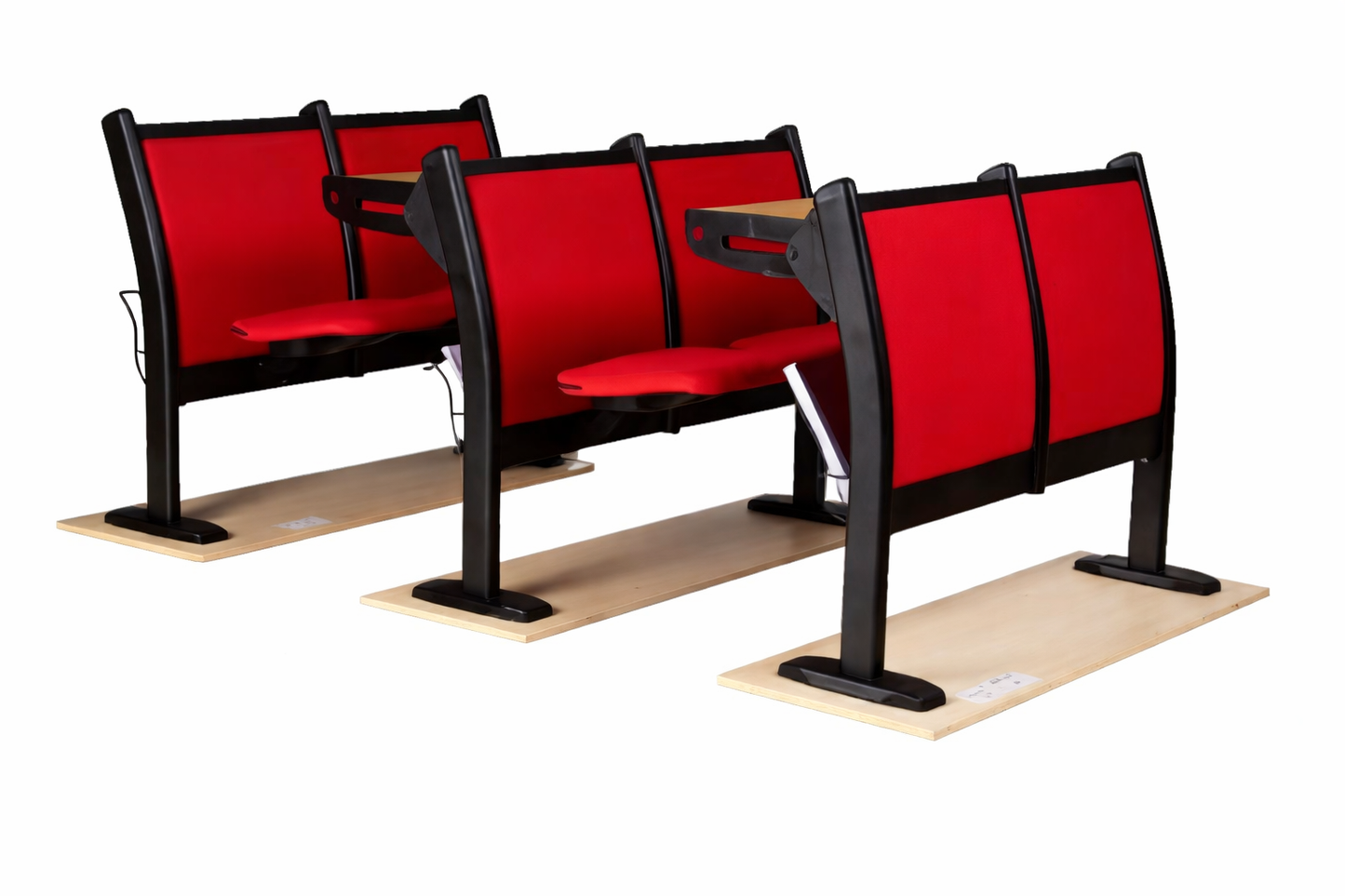 Silla Eduline para capacitación y educación en formato bancada, con estructura negra y asientos rojos, ideal para espacios laborales y aulas.