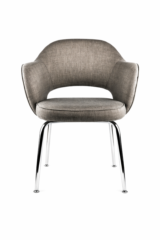 Silla Meeting Gala tapizada en tela color beige con respaldo curvo y apoyabrazos integrados, base metálica cromada y diseño moderno.