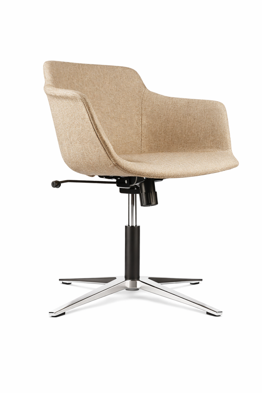 Silla Meeting Lullaby tapizada en tela beige con diseño envolvente, apoyabrazos integrados, base giratoria metálica de cuatro patas y regulación de altura.