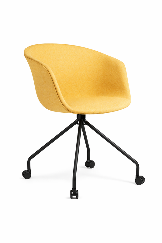 Silla Meeting Urbana Tapiz tapizada en color amarillo, con diseño curvo envolvente y base metálica negra con ruedas, ideal para oficina o sala de reuniones.