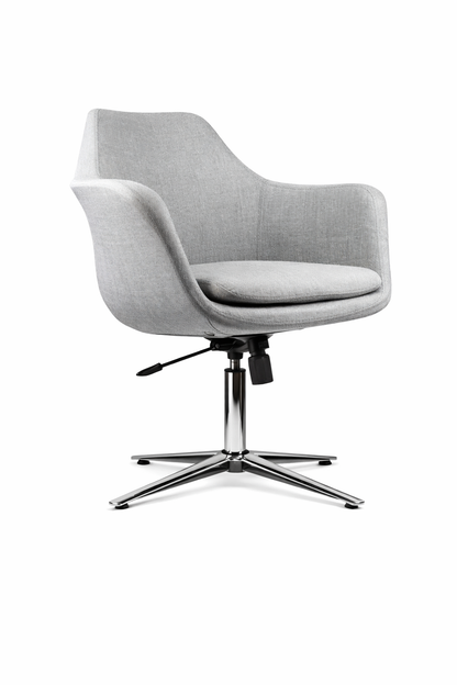 Silla Meeting Pearson tapizada en color gris claro, con diseño envolvente y apoyabrazos integrados, base giratoria metálica de cuatro patas, ideal para oficina o sala de reuniones.