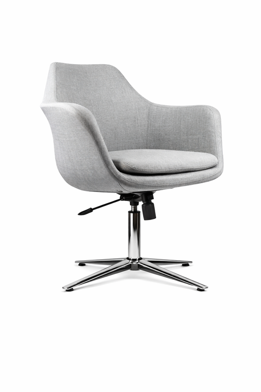 Silla Meeting Pearson tapizada en color gris claro, con diseño envolvente y apoyabrazos integrados, base giratoria metálica de cuatro patas, ideal para oficina o sala de reuniones.