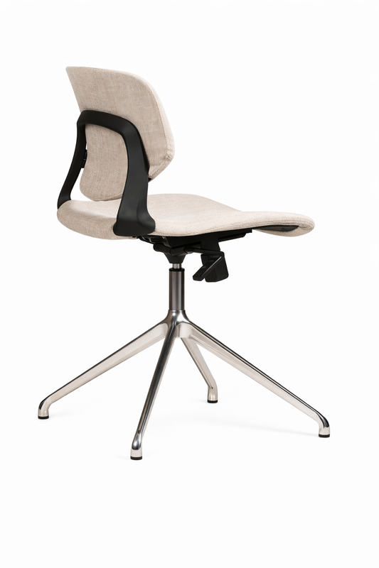 Silla Meeting Star tapizada en tono beige, con respaldo estructural, base giratoria metálica de cuatro patas y sistema de regulación de altura.