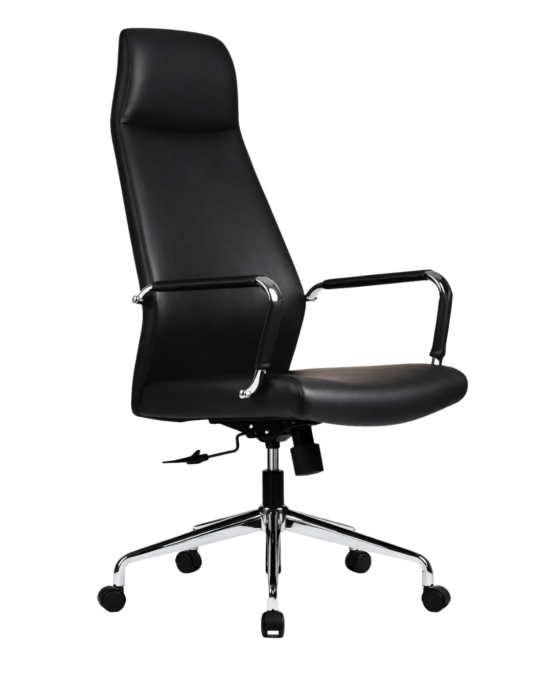 Silla de oficina ejecutiva tapizada en ecocuero negro, con respaldo alto ergonómico, asiento acolchado, apoyabrazos cromados, sistema regulable en altura y base giratoria cromada con cinco ruedas sobre fondo blanco.