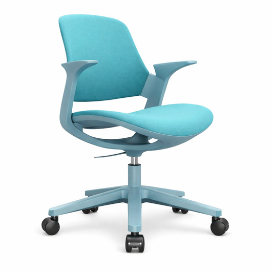 Silla de oficina ergonómica color turquesa con respaldo curvo, apoyabrazos integrados y base giratoria con ruedas sobre fondo blanco.