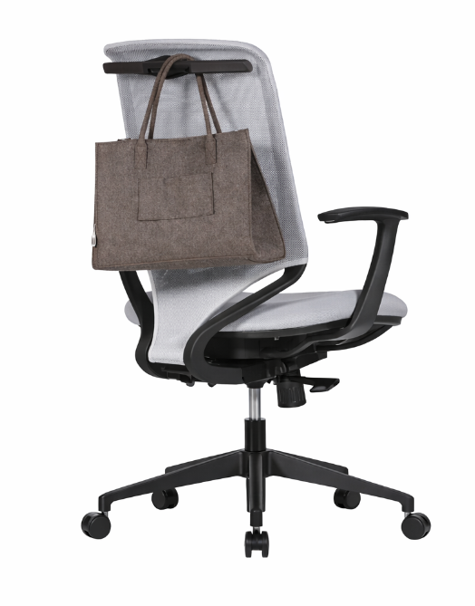 Silla operativa Aston con respaldo de malla clara, asiento tapizado y apoyabrazos.