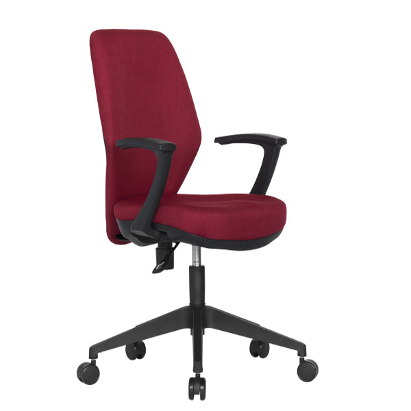 Silla operativa Hi Tech tapizada en color rojo con apoyabrazos y base con ruedas.