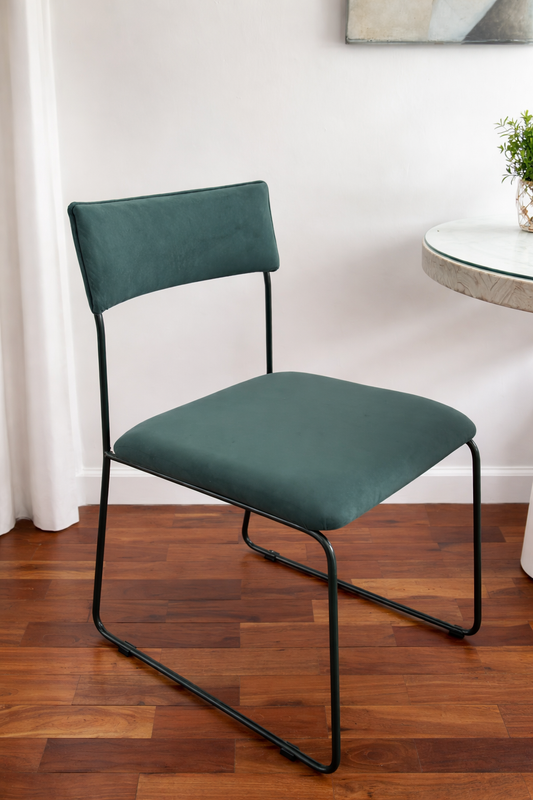 Sillas de comedor tapizadas con estructura de madera, ideales para acompañar mesas de comedor en espacios modernos y elegantes.