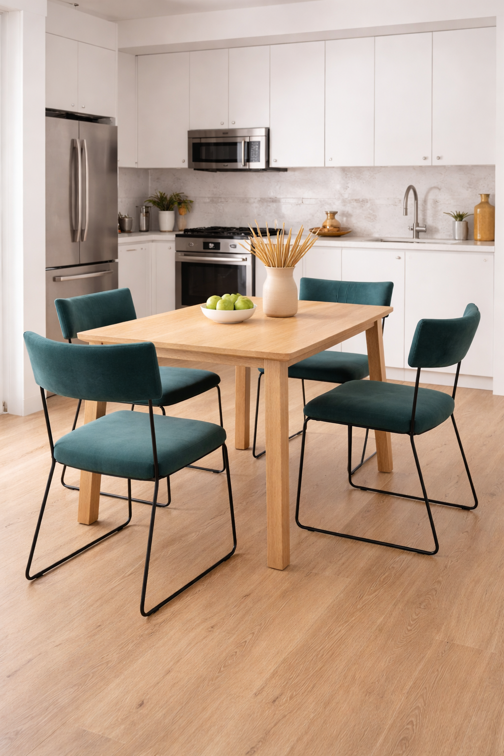 Sillas de comedor tapizadas con estructura de madera, ideales para acompañar mesas de comedor en espacios modernos y elegantes.