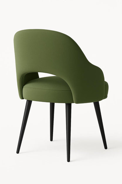 Silla de comedor tapizada en color verde con respaldo curvo y patas cónicas negras, sobre fondo blanco.