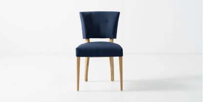 Silla Cordelia con respaldo alto y diseño elegante, pensada para ambientes refinados y modernos. Su tapizado de calidad y estructura firme aseguran durabilidad, mientras que sus líneas estilizadas aportan un toque de distinción en comedores y livings.