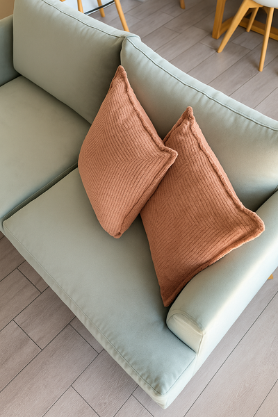un sillón Elton a medida en color cielo, logrando una pieza única y personalizada. Para completar el ambiente, lo combinó con almohadones Waffle en tono rosa pastel, aportando calidez y frescura al espacio.