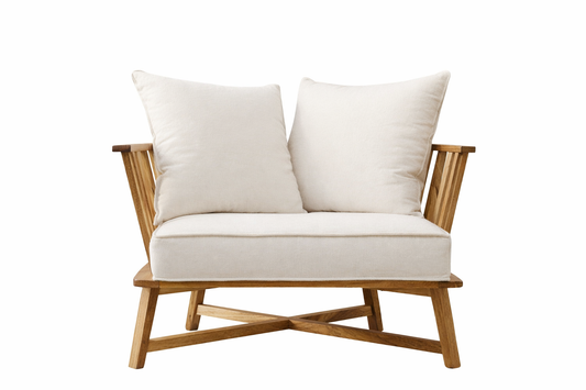 Sillón individual de estructura de madera clara con brazos y respaldo de listones, cojines blancos sueltos en asiento y respaldo, de diseño minimalista y estilo escandinavo.