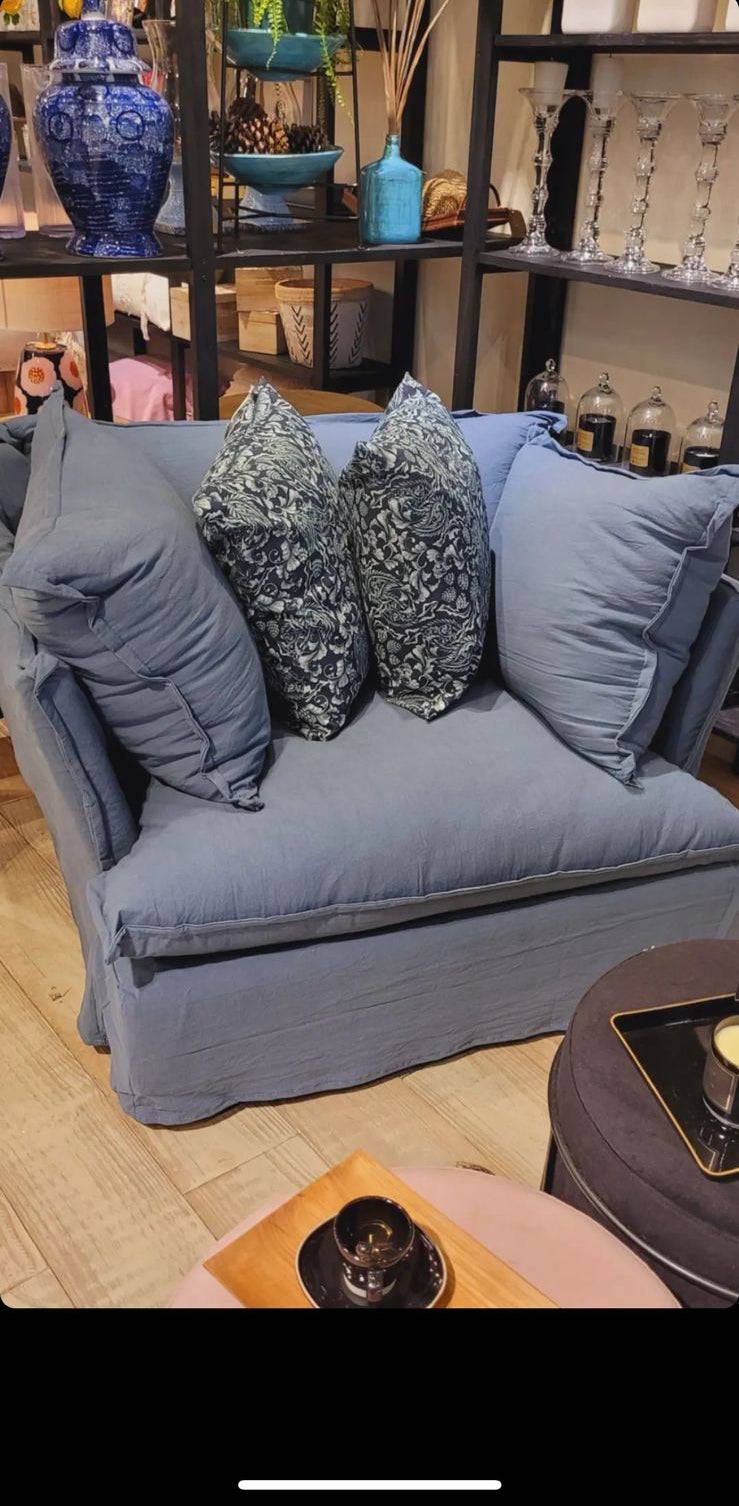 Sillón Comfy de un cuerpo tapizado en panamá importado color azul con funda de tussor 100% algodón desmontable — diseño envolvente tipo nube — fabricado a medida en Argentina — Tienda de Banquitos Palermo