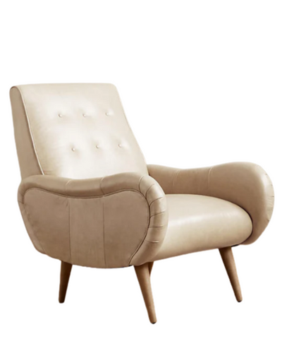 Sillón de un cuerpo estilo retro tapizado en beige, con respaldo bajo capitoné, apoyabrazos curvos y patas de madera cónicas.