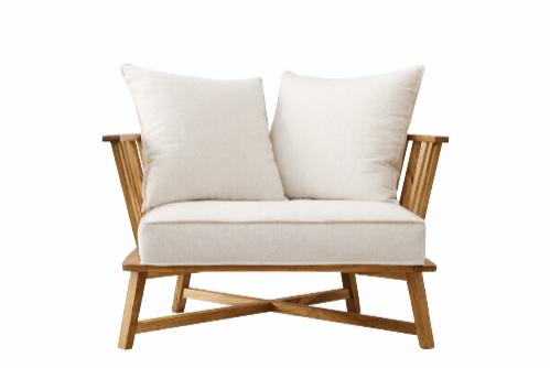 Sillón individual de estructura de madera clara con brazos y respaldo de listones, cojines blancos sueltos en asiento y respaldo, de diseño minimalista y estilo escandinavo.
