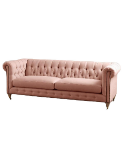 Sofá clásico Chesterfield, tapizado en pana, con respaldo y apoyabrazos capitoné, líneas elegantes y sofisticadas, patas de madera oscura tallada, sobre fondo blanco, ideal para decorar livings, oficinas o salas de estilo tradicional con un toque de lujo.