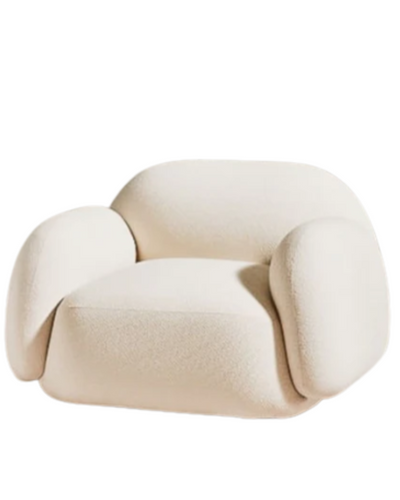 Sillón individual de diseño moderno y orgánico en color crema, con formas curvas y acolchadas en respaldo, asiento y apoyabrazos integrados