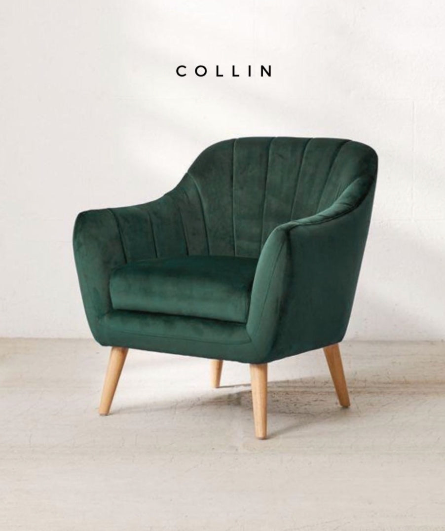 Sillón de un cuerpo Collin en color verde, con patas de madera natural, diseño moderno, sobre fondo blanco