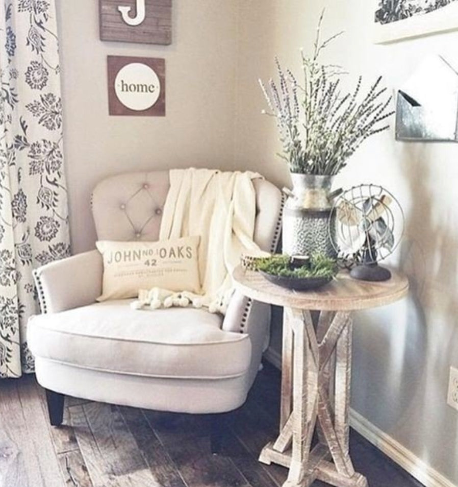 Sillón Esmeralda de Tienda de Banquitos tapizado en color gris claro, butaca capitoné con respaldo curvo, asiento acolchado y patas de madera cónicas