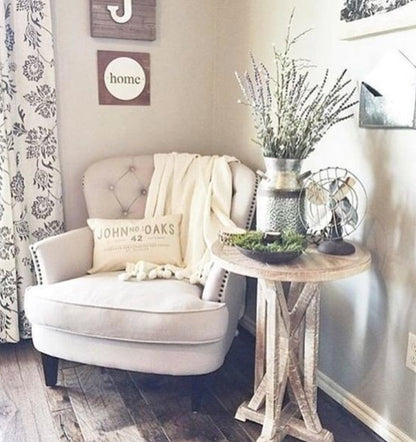Sillón Esmeralda de Tienda de Banquitos tapizado en color gris claro, butaca capitoné con respaldo curvo, asiento acolchado y patas de madera cónicas