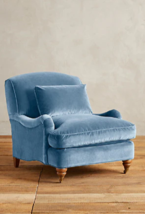 Sillón individual modelo Minerva, tapizado en tela de textura suave; respaldo alto levemente curvado, apoyabrazos anchos y redondeados, asiento amplio y acolchado con cojín adicional lumbar; base con patas de madera maciza torneadas de acabado natural. Ideal para sumar calidez y elegancia atemporal a cualquier espacio. Ahora, en CyberMonday, se ofrece con un descuento especial y la posibilidad de financiarlo en 6 cuotas sin interés.