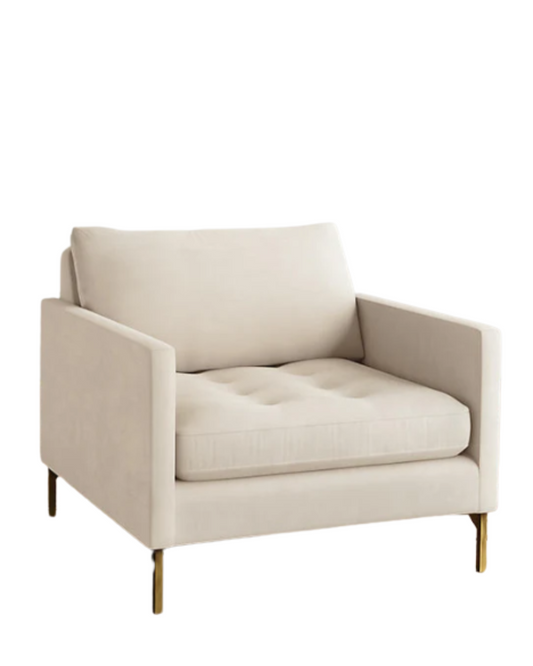 Sillón individual moderno en color crema con respaldo y asiento acolchados, apoyabrazos rectos y patas metálicas finas en dorado, sobre fondo blanco.