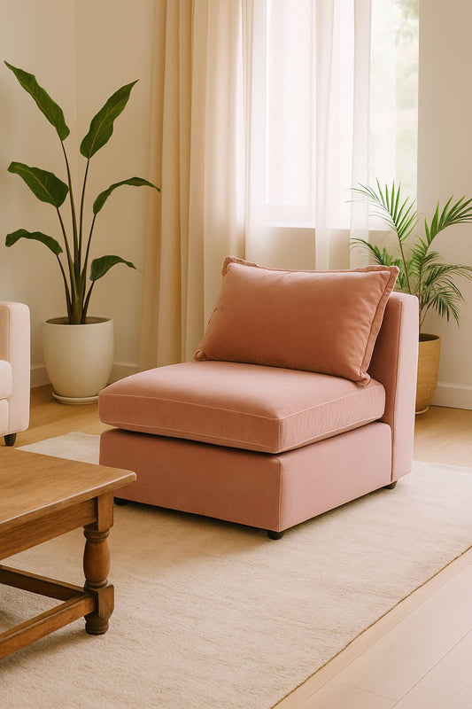 Módulo de sillón individual sin apoyabrazos en pana color camel, con asiento ancho y almohadón de respaldo suelto, patas cortas negras y diseño moderno