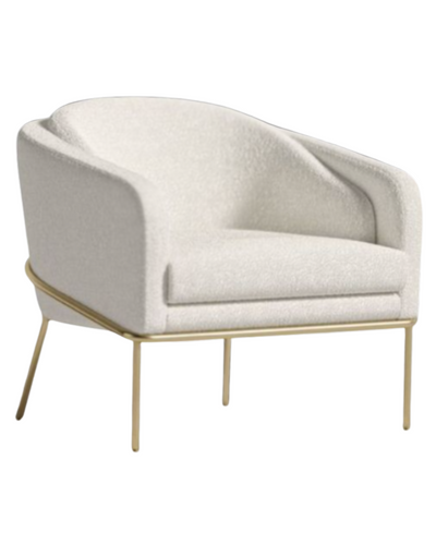 Sillón individual moderno tapizado en tono claro, con respaldo curvo envolvente, apoyabrazos integrados y base metálica delgada en color dorado.