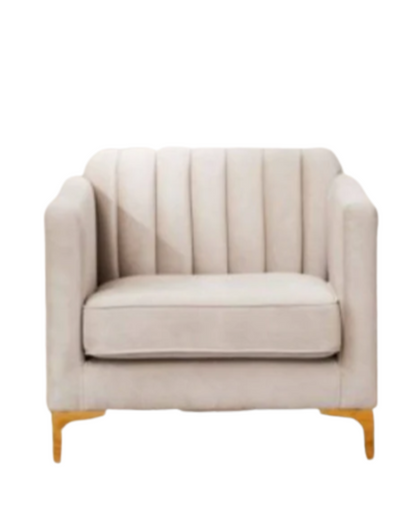 Sillón de un cuerpo tapizado en beige, con respaldo recto acanalado, apoyabrazos rectangulares y base baja con patas doradas.