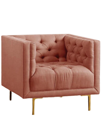 Sillón individual tapizado en rosa viejo, de forma cúbica con respaldo y brazos rectos, capitoné de botones en todo el interior y patas delgadas de madera.