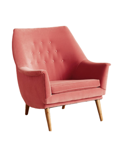 Sillón individual tapizado en rosa coral, de diseño retro con respaldo inclinado, asiento acolchado y patas de madera inclinadas estilo escandinavo.