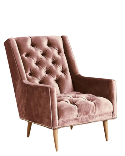 Sillón individual tapizado en rosa viejo, con respaldo capitoné de botones, brazos rectos y patas de madera inclinadas.