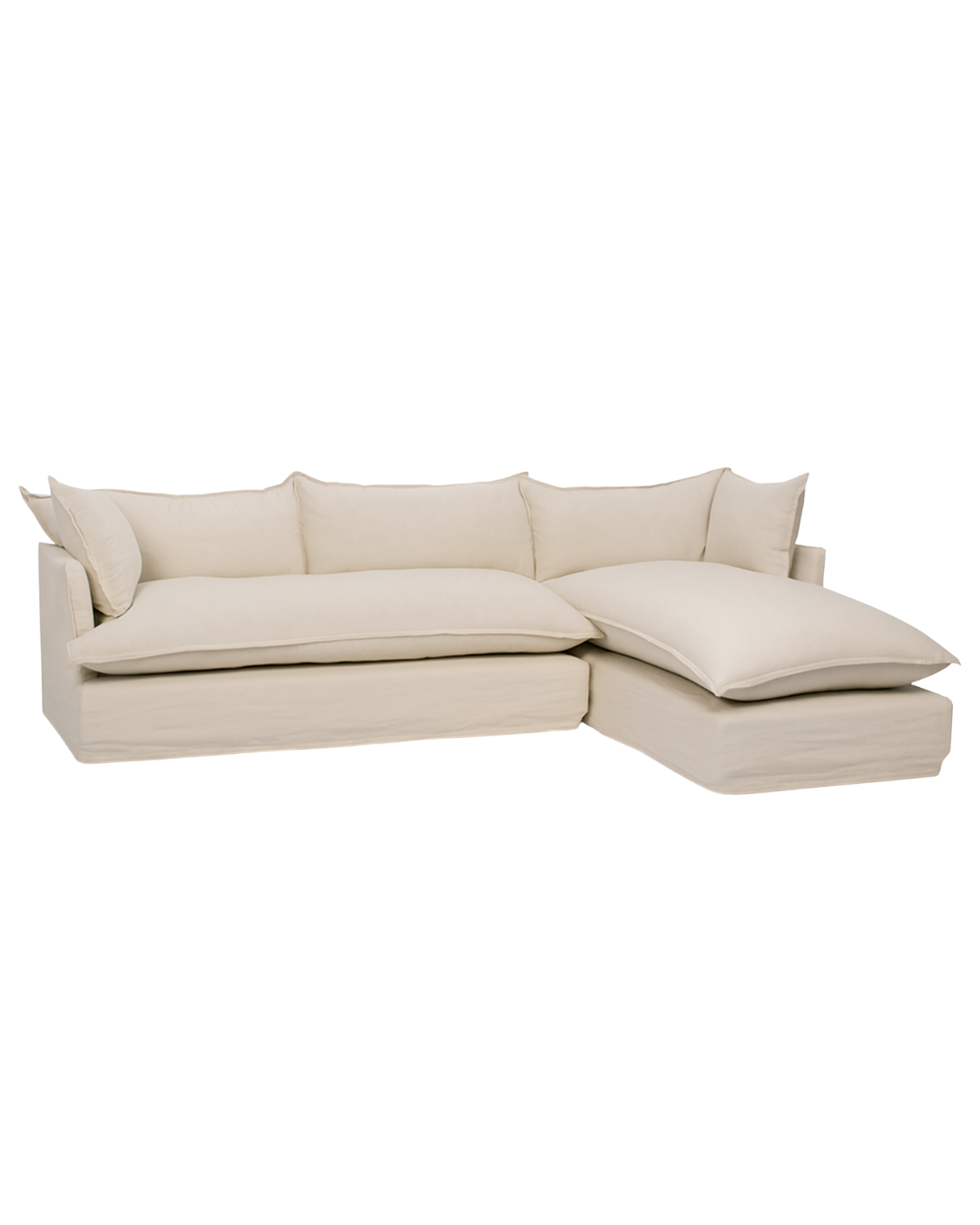 Sillón esquinero en tono marfil con gran profundidad, almohadones blandos y estructura envolvente. Comodidad suprema con diseño relajado.