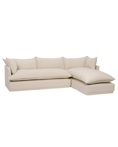 Sillón esquinero en tono marfil con gran profundidad, almohadones blandos y estructura envolvente. Comodidad suprema con diseño relajado.