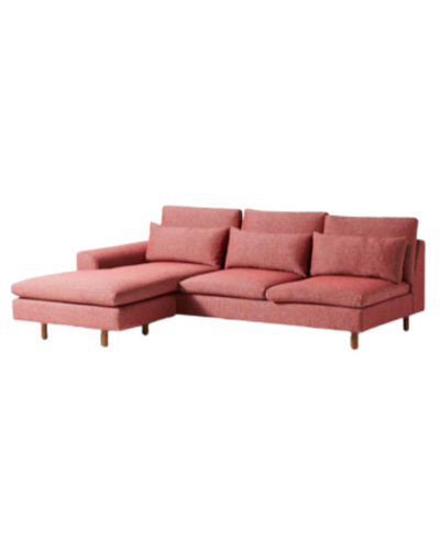 Sillón esquinero moderno en pana rosa oscuro, respaldo alto y estructura sólida con patas de madera natural.