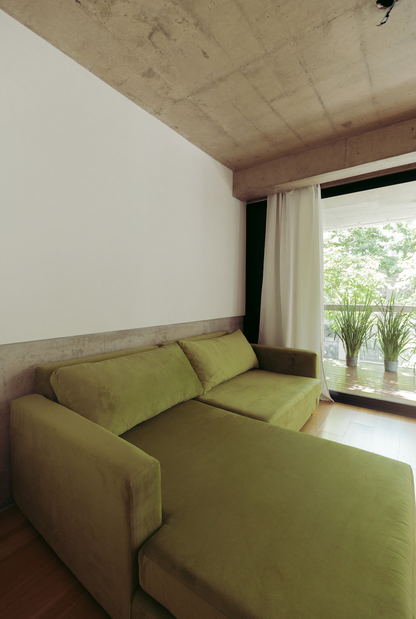 Sillon esquinero Richard de Tienda de banquitos en color verde esn un espacio minimalista
