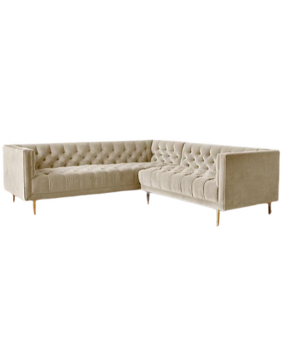 Sillón esquinero clásico en beige con respaldo capitoné profundo, apoyabrazos rectos y patas finas de madera. Diseño elegante y sofisticado.