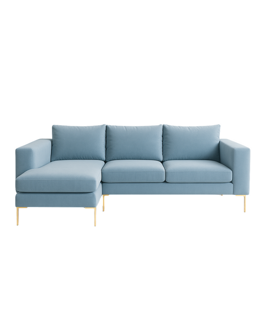 Sillón esquinero moderno en azul celeste con patas doradas, líneas limpias y almohadones sueltos. Estilo nórdico con toque glam.