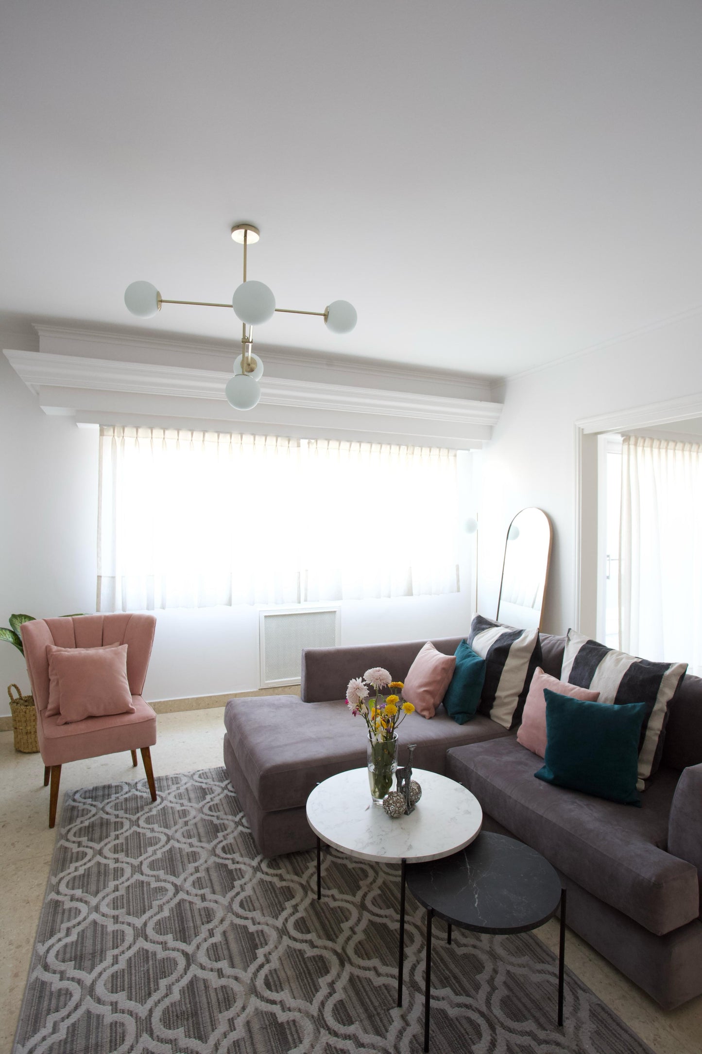 Butaca tapizada rosa con respaldo en forma de pétalos y patas de madera. Ideal como sillón decorativo o infantil para espacios modernos.