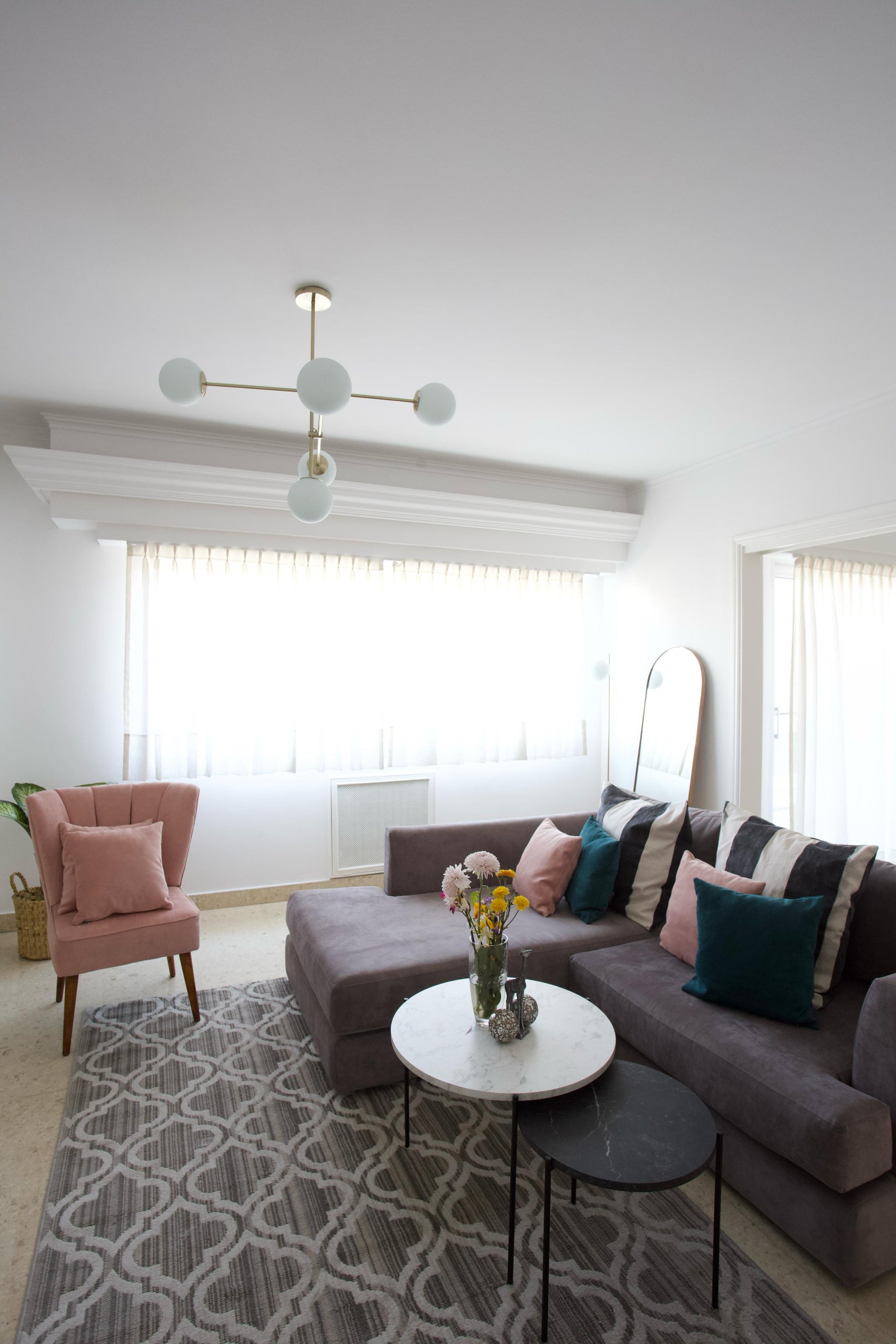 Butaca tapizada rosa con respaldo en forma de pétalos y patas de madera. Ideal como sillón decorativo o infantil para espacios modernos.