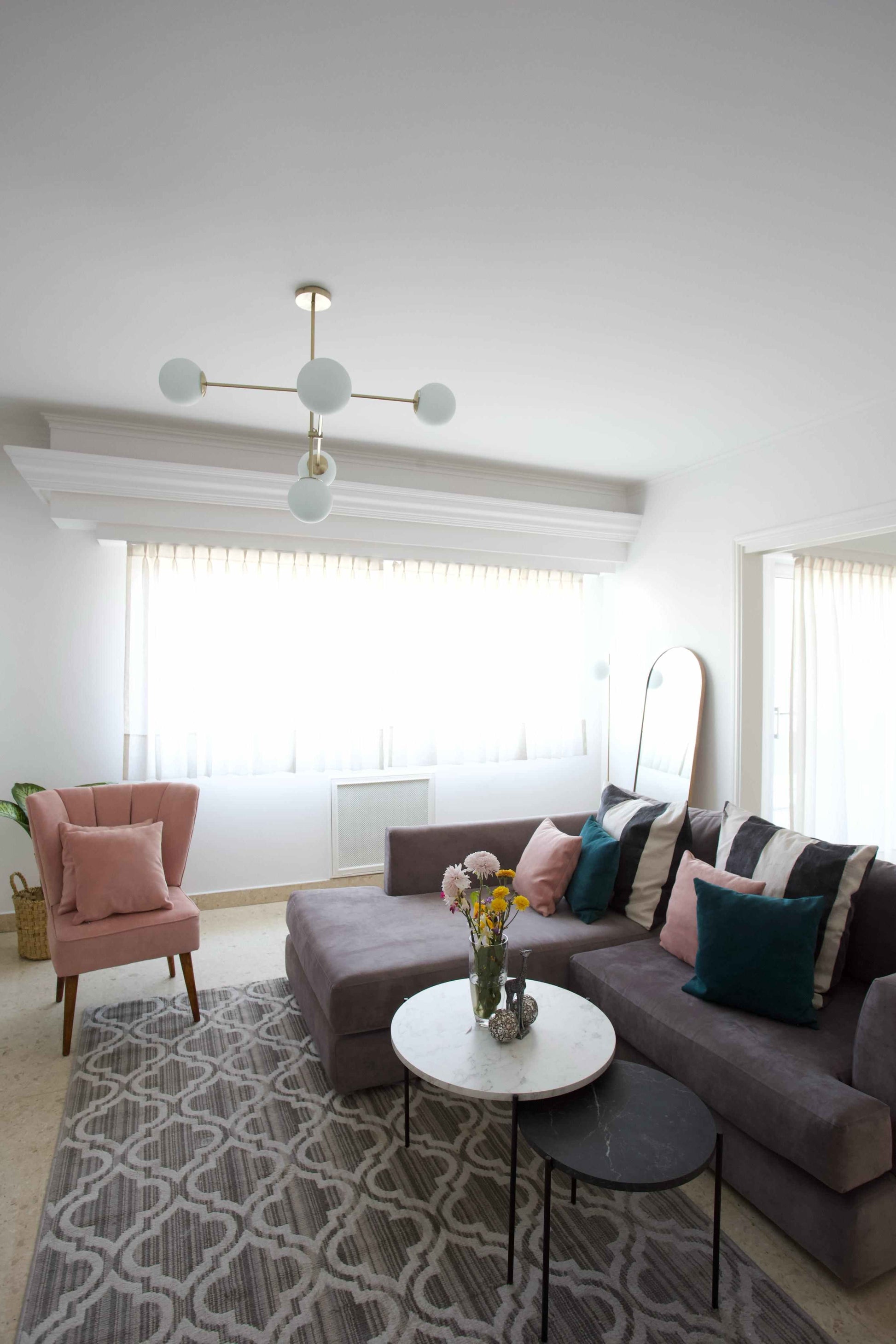Sillón esquinero amplio en crudo, almohadones grandes y asiento profundo. Confort máximo en estilo contemporáneo.