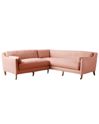 Sillón esquinero de diseño liviano en rosa claro, estructura baja y líneas minimalistas. Ideal para ambientes femeninos y luminosos.