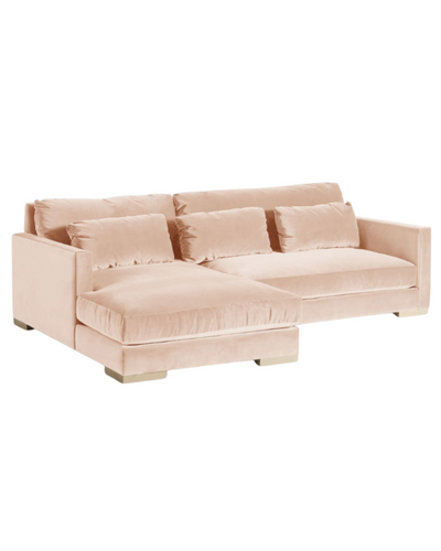 Sillón esquinero en tono durazno suave, con respaldo y apoyabrazos rectos. Toque retro con estilo actual.