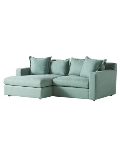 Sillón esquinero verde con apoyabrazos rectos, estructura firme y respaldo mullido. Perfecto para livings amplios.