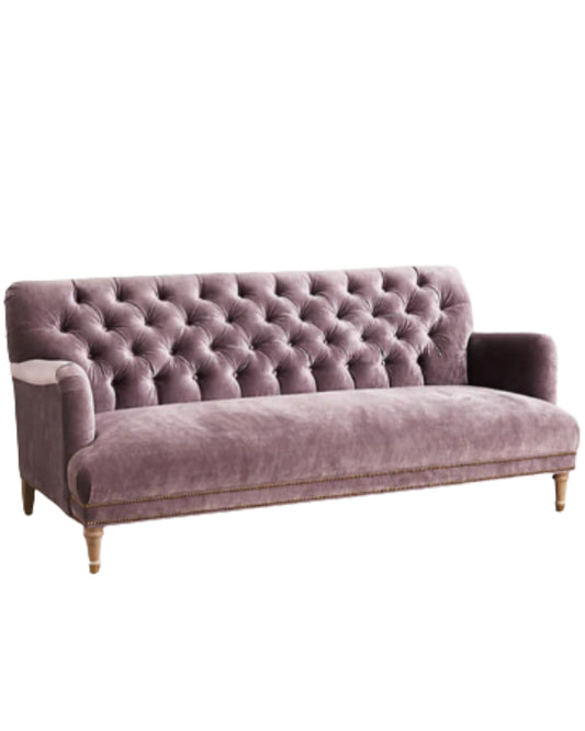 Sofá Oriana tapizado en color violeta malva, capitoné tufted, en living de diseño industrial - Tienda de Banquitos