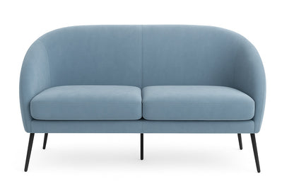 Sofá Paris de dos cuerpos tapizado en terciopelo celeste, diseño curvo y patas de madera - Tienda de Banquitos